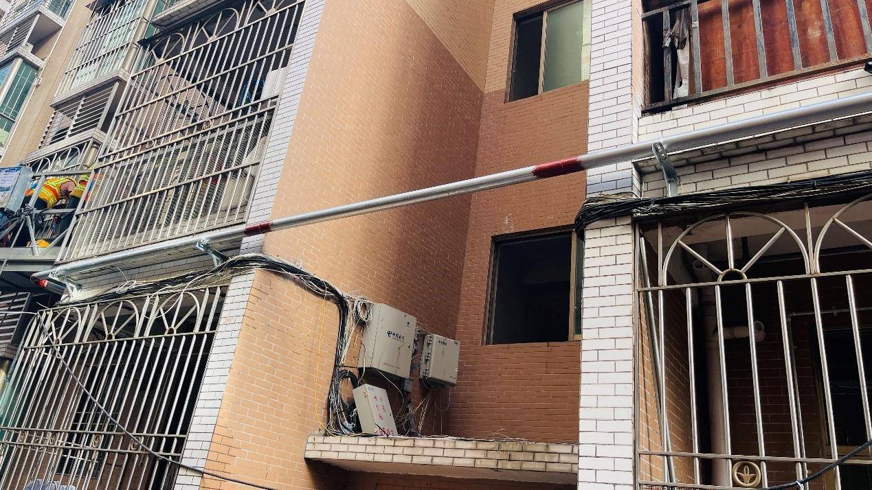 深圳小区燃气管入电梯井引争议 安全质疑与民生需求博弈